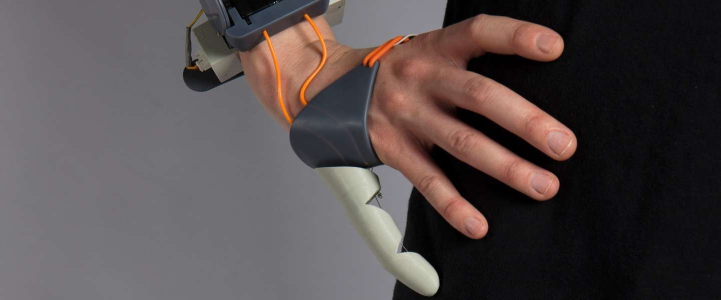 Deze prothese geeft je een derde duim en is helemaal cool