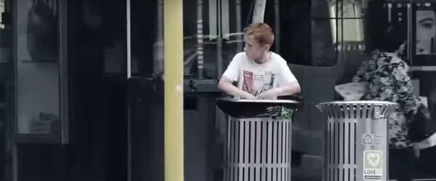 Arena sturen Vlieger Aangrijpende campagnevideo: help jij een kind dat uit de vuilnisbak eet?