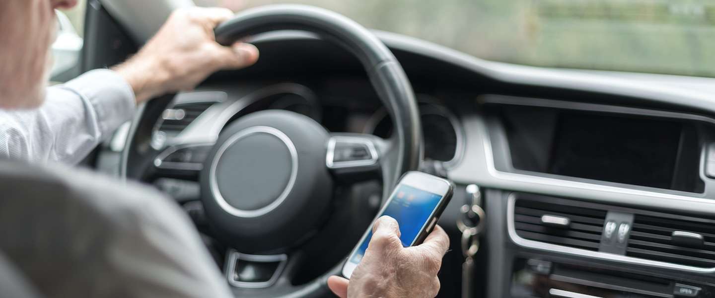 Buitengewoon Verplicht escaleren Telefoon in de auto moet zelfde straf krijgen als rijden met alcohol"