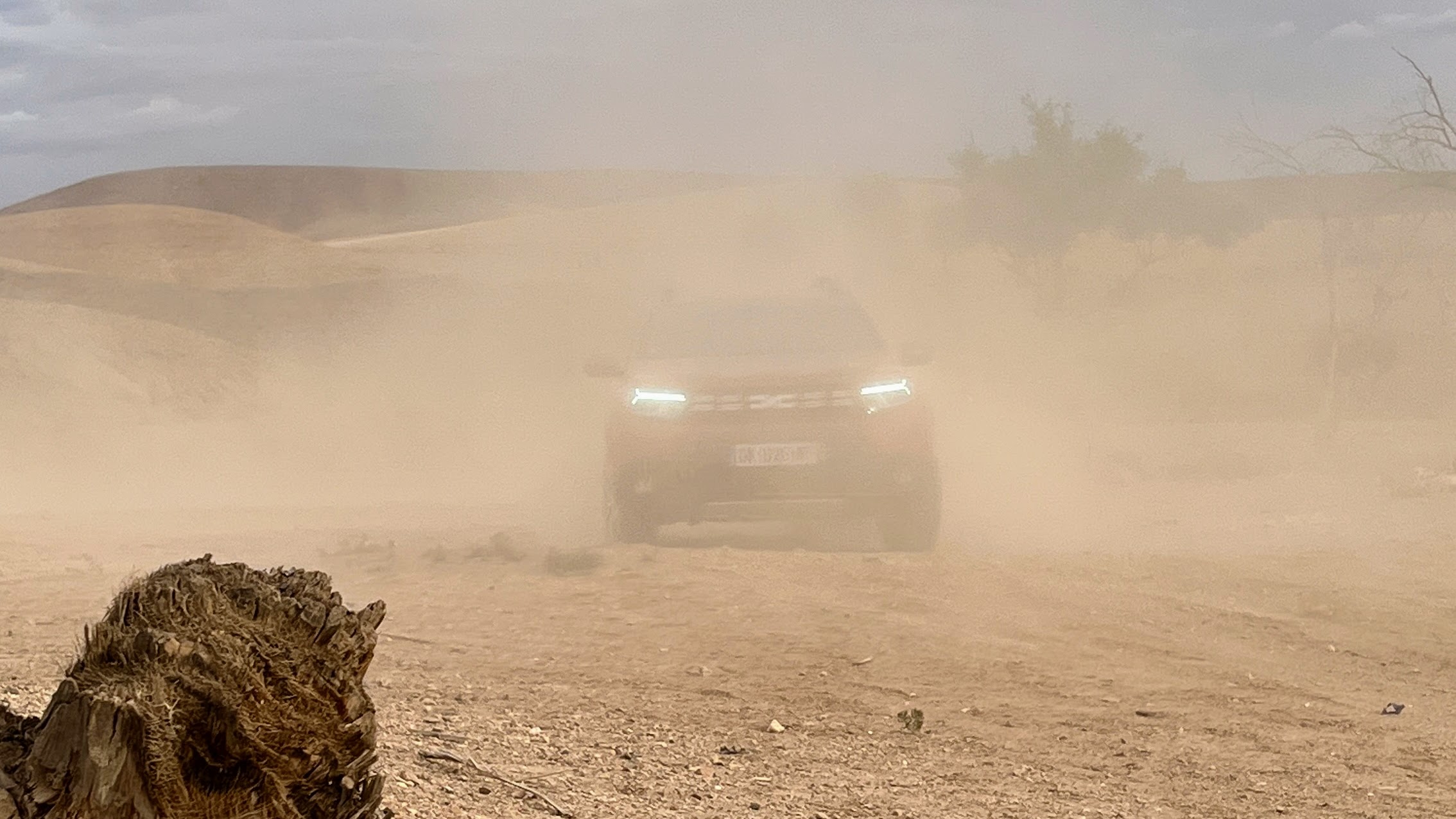 Dacia Daster in de 'Dust' van de Agafay woestijn