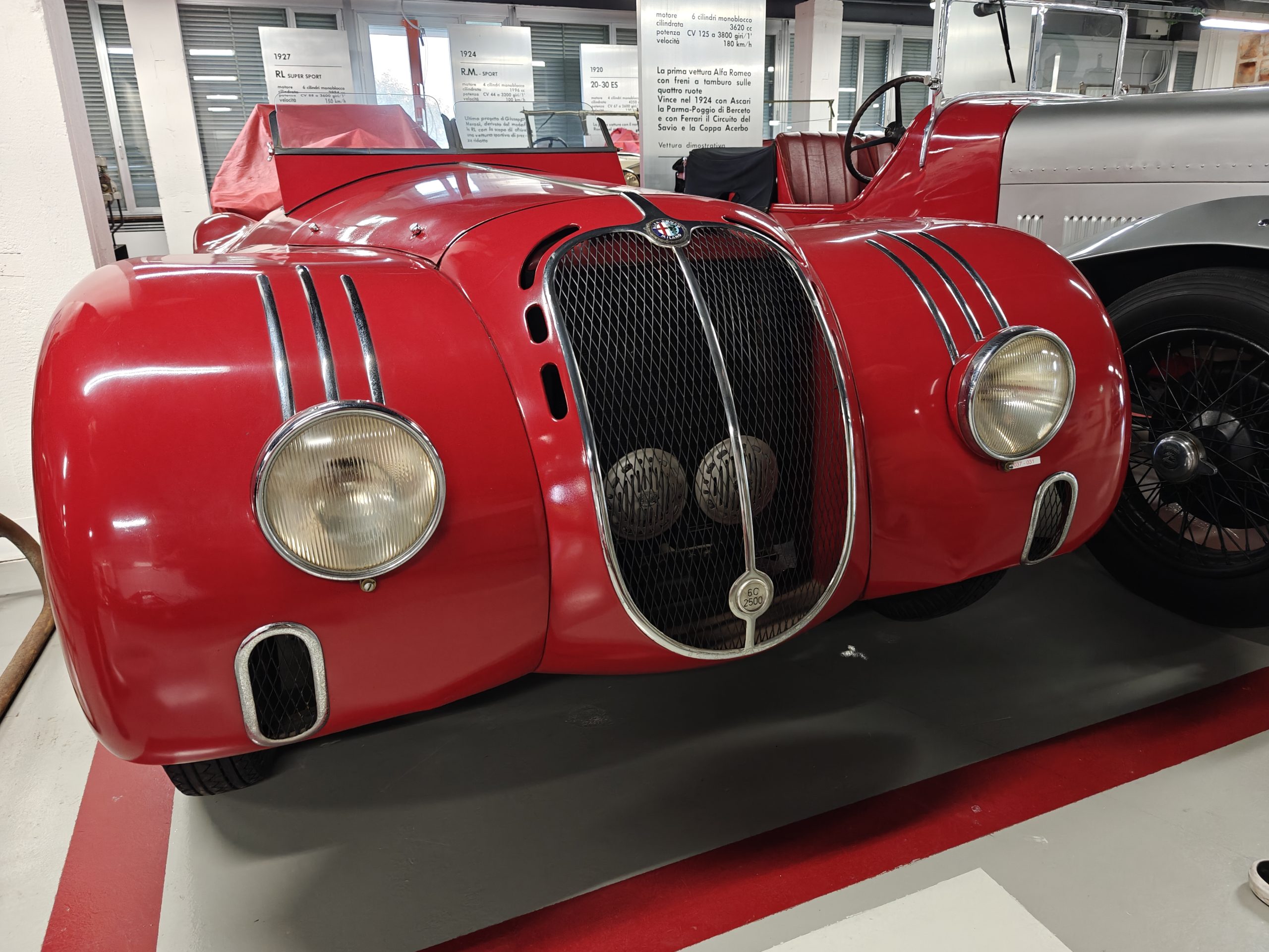 Sommige auto's zijn verder amper als Alfa Romeo's te herkennen: deze kan ook door voor droogtrommel. Dit was overigens een auto waarmee de chauffeur van Mussolini zou rijden en werd ontwikkeld voor de koloniën van Italië.