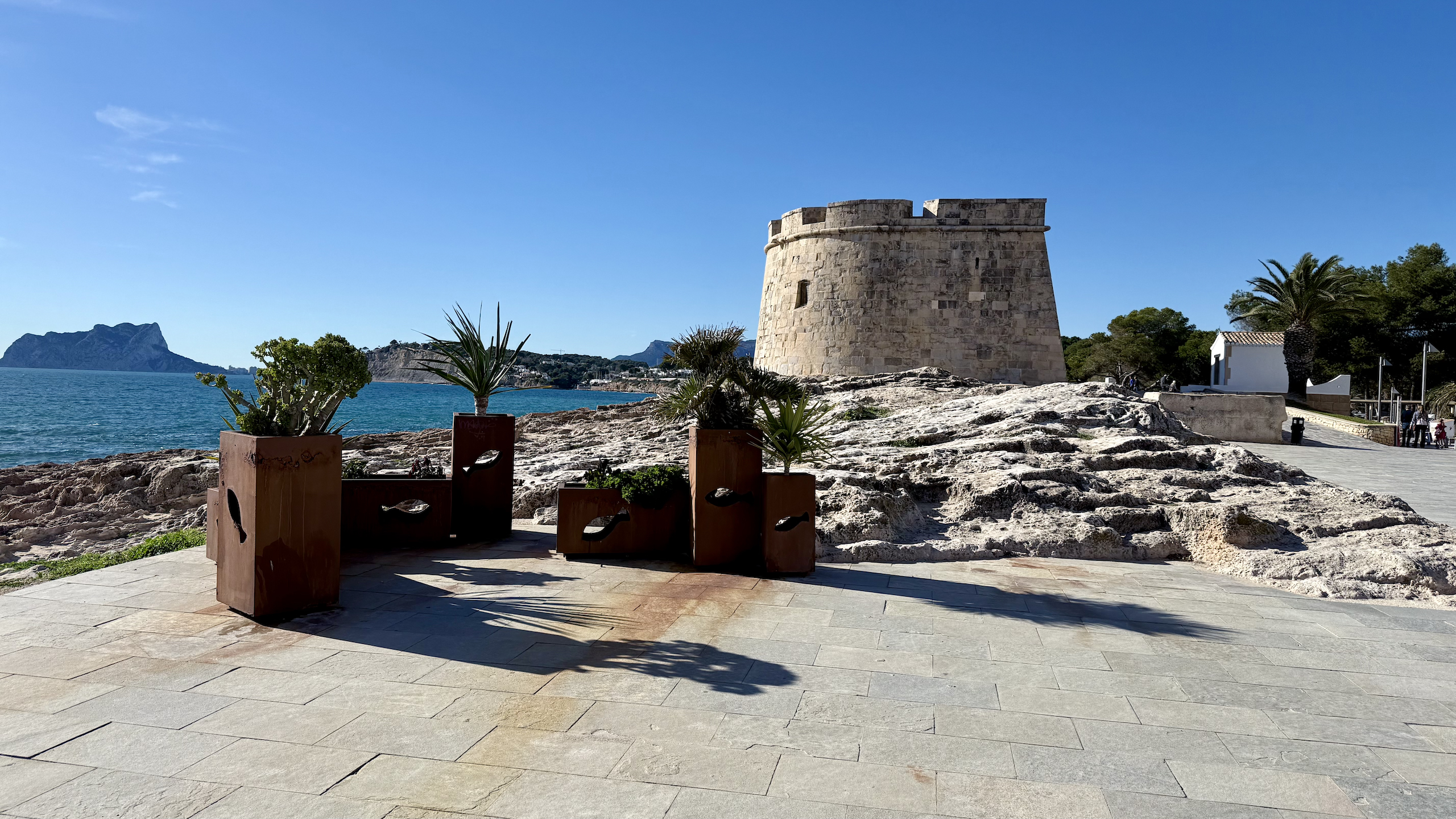 Moraira en Playae del Portet. In de verte de de beroemde Peñón de Ifach