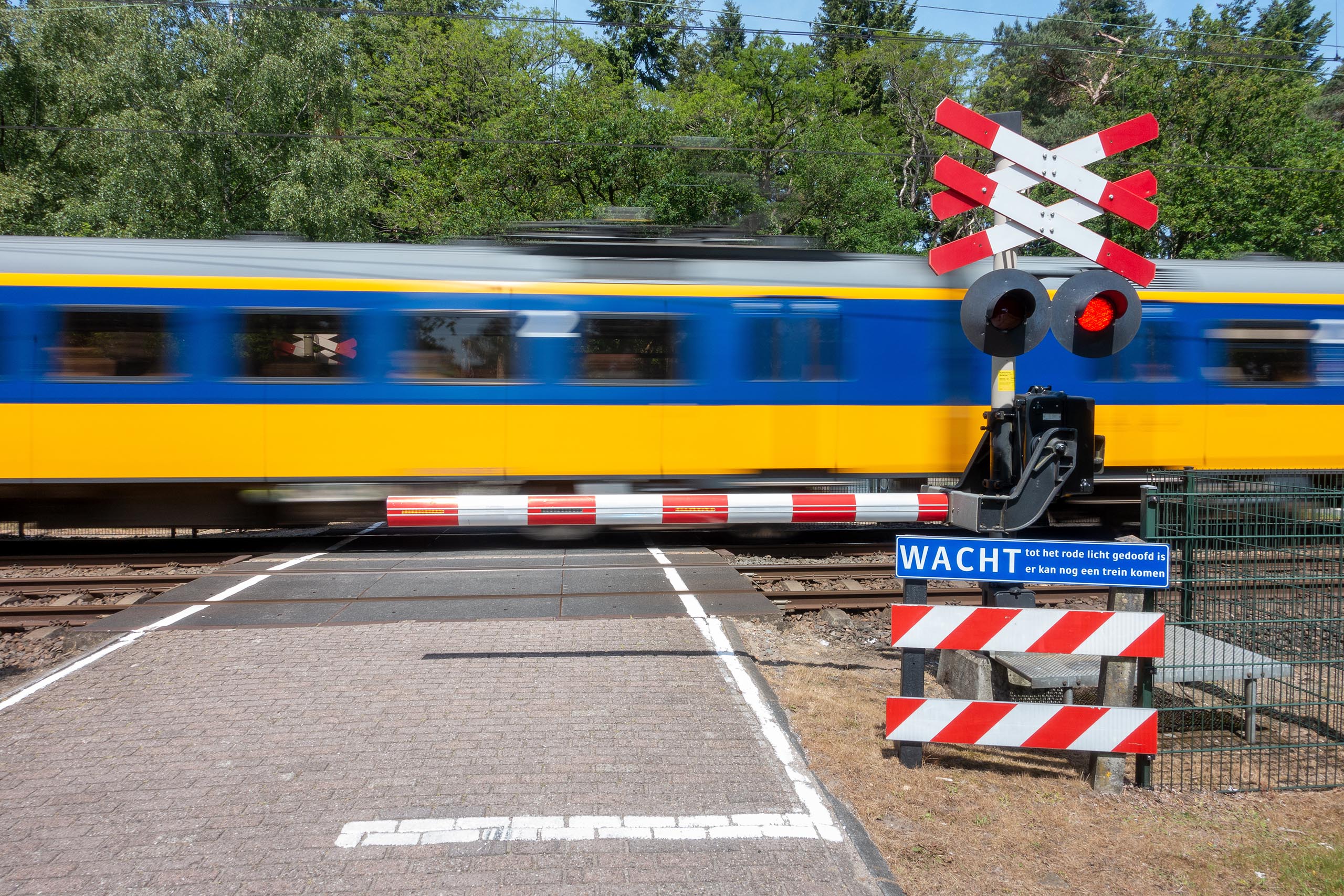 Bewaakte spoorwegovergang met enkele slagboom