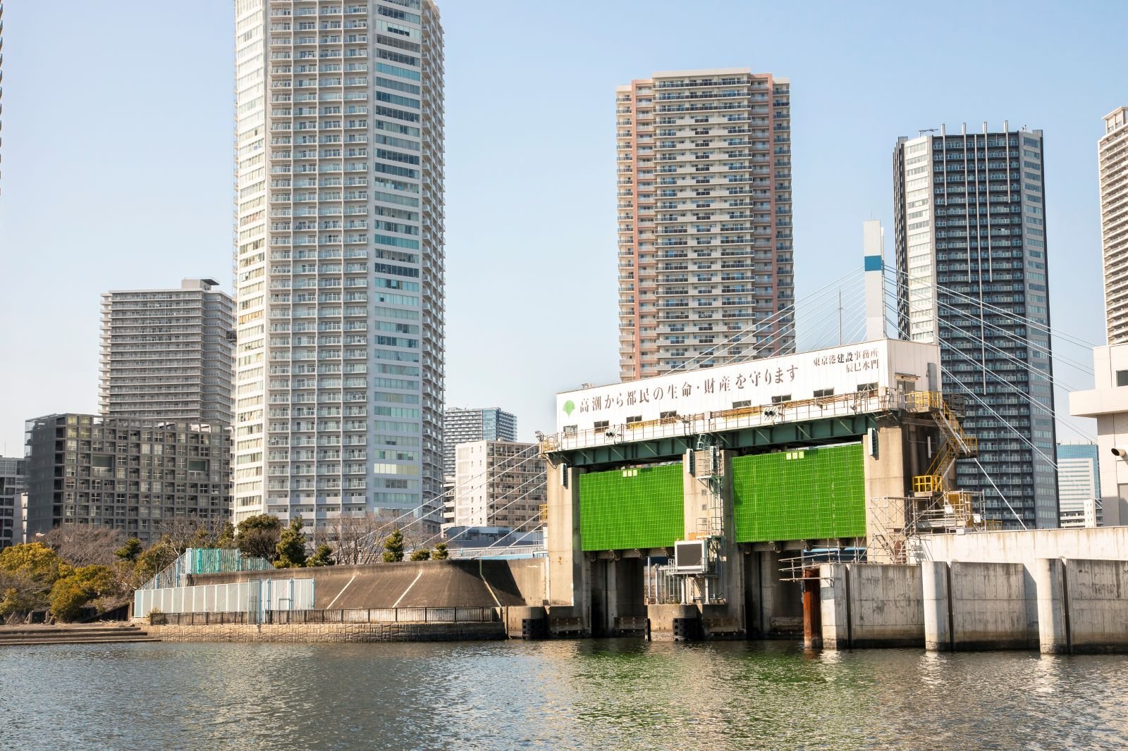 There are 15 floodgates in Tokyo Bay.