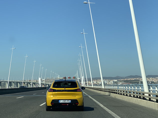 Peugeot e-208 op de fameuze brug bij LIssabon