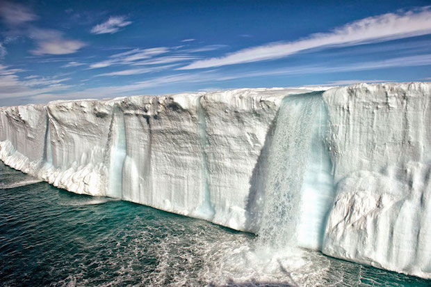 smeltende ijsberg in noorwegen