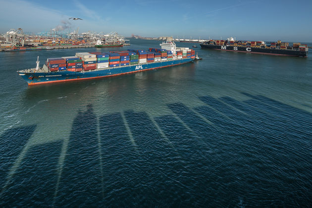 Het uitzicht over de haven van Rotterdam